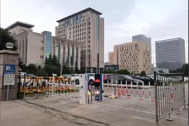 新建停车场，开放机关事业单位停车场，错时共享经营性停车场！崂山区“三大招”缓解停车难图片