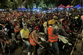 决战缙云山火，上千山城摩托骑士呼啸一夜图片