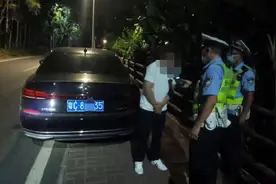 男子称酒后突然想和老婆一起去看海，凌晨出门醉驾被交警查获图片