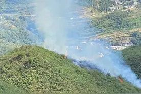 一身英雄气！贵州小伙骑摩托车载消防员上山灭火图片