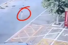 三岁男童光屁股大街上溜达三小时，民警找到其家人图片