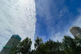 蓝白平分半边天 日照天空惊现“阴阳天”图片