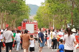 致敬烈火英雄！重庆市民含泪送别云南消防图片