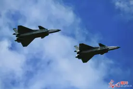 亮相！歼-20双机翱翔蓝天图片