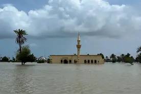 暴雨引发中东沙漠地区洪水泛滥图片