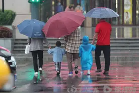 图集：河南由夏入“冬”只用了一周，市民纷纷添衣御寒图片