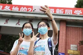 还记得同时被复旦录取的两对双胞胎姐妹吗？她们今天正式报到图片