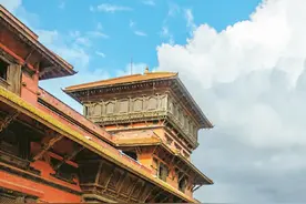 阳光下的九层神庙熠熠生辉图片