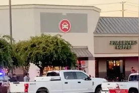 美国男子持AR-15步枪进购物中心扫射 致2死1伤图片