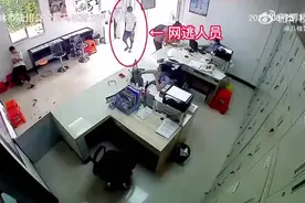 网逃男子为到派出所补办身份证精心“伪装“，还是被民警一眼认出图片