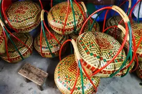 东莞桥头：传统婚庆旺季将至 桥头镇手艺人忙于编织“喜篮”赶制婚庆用品图片