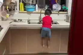 身怀绝技！小男孩“悬浮式”洗碗惊呆妈妈：给他凳子都不要图片