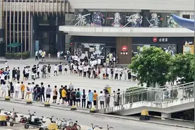 大排长龙！原神联名必胜客，黄牛、“代吃”党共赴盛宴图片