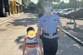 ​警车内，4岁走失萌娃淡定与民警唠嗑图片