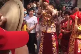 婚礼现场新郎父子敲锣打鼓喜上眉梢，网友：最佳气氛组图片