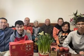 祖孙三代成为华中大校友，爷爷叮嘱孙子要为报效祖国而学习图片