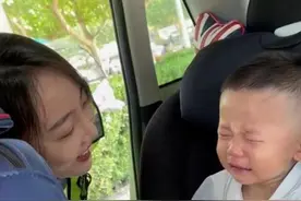 2岁萌娃见舅妈穿警服反应亮了！网友：小小年纪能做什么亏心事图片