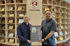 呼和浩特市第二中学获赠《中国金丝猴》，此前被33所高校收藏图片