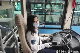 起不完的凌晨三点半！那位开了二十年首班公交车的女驾驶员退休了图片