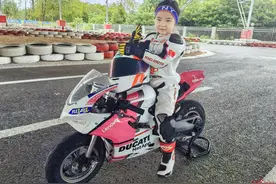 5岁萌妹骑手超燃压弯引争议，家长回应：训练专业安全有保障，孩子非常喜欢图片