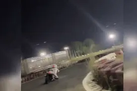 又萌又飒！乐山5岁机车女孩超燃压弯走红网络图片