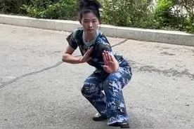 午FUN |戳视频让你知道会武术的女生有多飒 济南女生军训武术表演惊艳众人图片