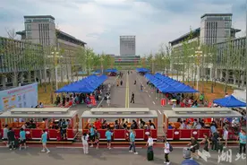 武汉东湖学院南校区：校园里开行小火车迎新生图片