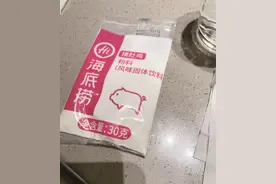 海底捞锅底都是预制料包冲制而成 专家表示：容易实现品控，但应主动告知消费者图片