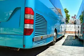 婴儿被要求买全价票 儿童乘车制度能否更人性化？图片