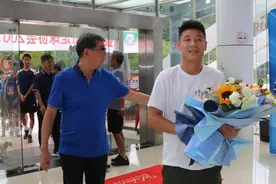 武磊赴崇明岛看望恩师徐根宝，他到底是不是球星？师徒两人的意见出奇一致图片