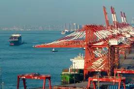 山东港口青岛港前湾外贸集装箱码头 船来船往吞吐忙一片繁忙红火景象图片