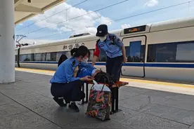 孕妇车站突然临盆，广西“95后”铁路姑娘秒变“助产士”！帮助接生后激动大哭图片