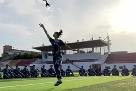 大一女生军训表演打拳走红：习武12年，曾获省级三项全能冠军图片