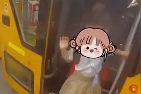 粗心保姆送错校车 糊涂老爸送错学校 爸妈能不能长点心？图片