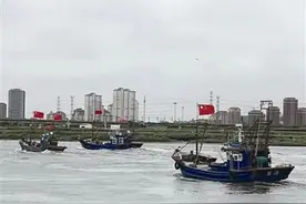 今秋第一拨海鲜中午下船图片