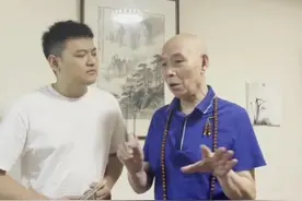 李伯清成都居家生活：下厨炒菜 与弟子切磋散打评书「齐心战疫 成都得行」图片