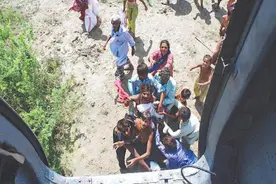 巴基斯坦出现严重洪涝灾害 山区救援十分艰难 直升机无法降落被迫抛下救援物资图片