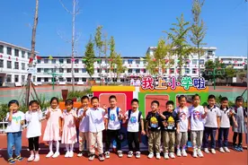 德州一小学迎来13对“双胞胎”新生，如何分辨Ta们老师各出奇招图片