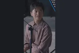 李健举行线上演唱会，首唱《落日之前》，吸引3千多万观众，点赞超1亿次图片