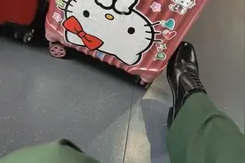 退伍军人返乡高铁伸脚帮挡行李箱1小时：不敢动别人箱子又担心撞到其他乘客视频封面