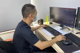 停个车金手链“飞”走了？民警爬了7层楼敲了30户门帮助寻回金链图片