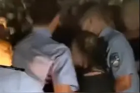 女子小区内强抱小孩遭居民围堵，警方：案件正在办理图片