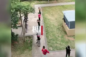 大妈清早跳广场舞遭住户喷水，社区：这次协调答应换地方图片