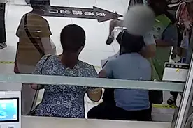 “倔强”老人独自出门配药晕厥 幸好背后一个暖心拥抱图片