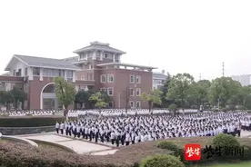 镇江这位四星级高中的名校长，新学年“国旗下讲话”为何开讲“低碳环保”？图片