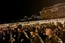 军训结束，大学生在操场跳云南“打跳”舞放松