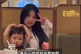 社牛宝宝！2岁萌娃给陌生姐姐唱生日歌还比心合影图片