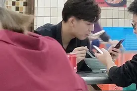 终于轮到他被考古了！张凌赫校草直拍不断，胖过但是没丑过？图片