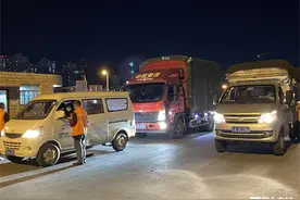 别慌！蔬菜物丰价稳，日供2000吨……小掌直击昆明临时蔬菜批发点图片