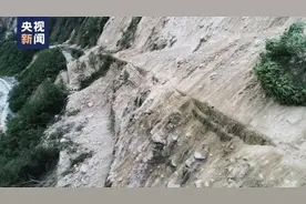 拼了！挖掘机在绝壁上开辟“生命通道”，盘点四川地震救援12个瞬间图片